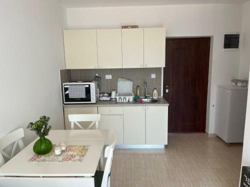 Sea View And Lovely Apartment
