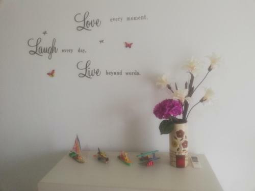Lovely 3 Bedroom Apartment With Fireplace