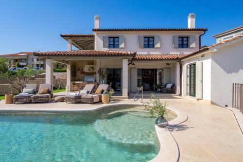 Villa Leucolea With Pool