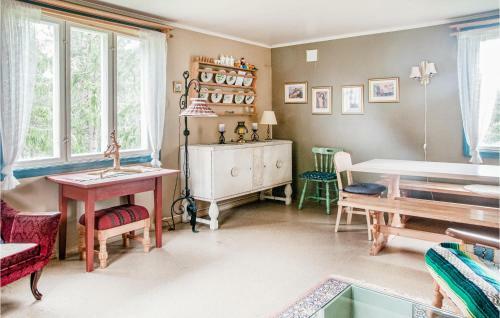 Beautiful Home In Tufsingdalen With 5 Bedrooms