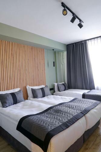 Leons Hotel