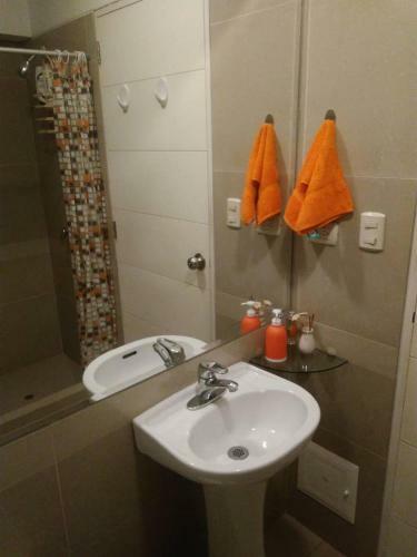 Bedroom & Private Bathroom In Nice Apartment