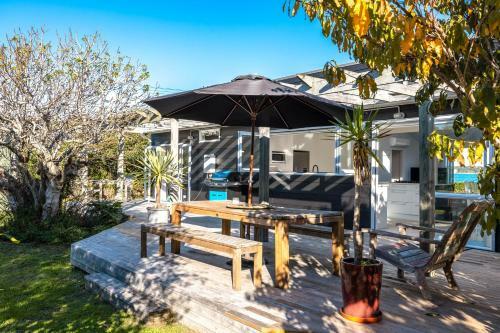 Villa Driftwood Beach House With Spa Pool - Absolute Beachfront!