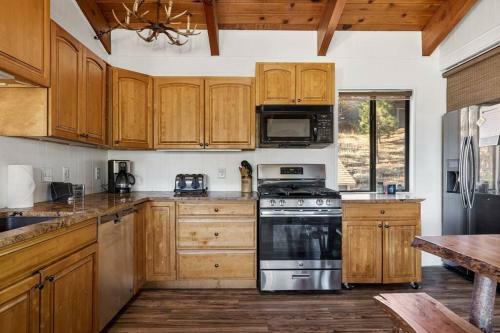 **location!!** Lake View, Hot Tub & Game Room