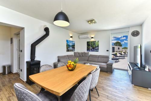 Villa Holiday Home Ana 2162