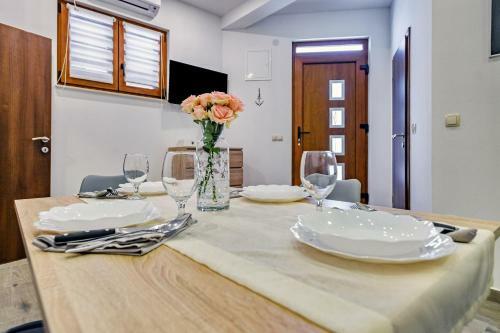 Modern Apartment On The Beach - Mala Lamjana