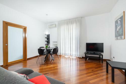 Roomy Apartment With Terrace & Parking