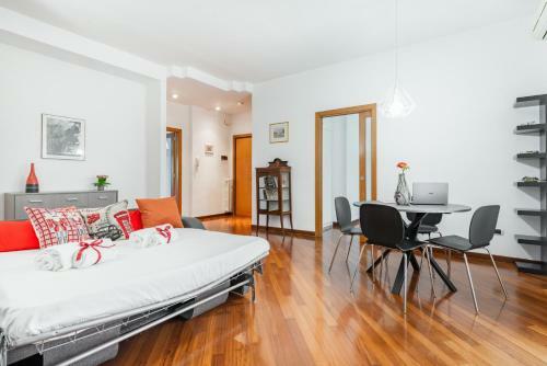 Roomy Apartment With Terrace & Parking