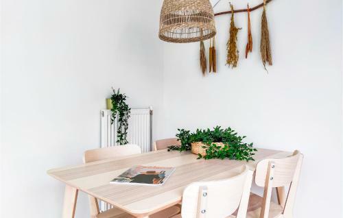 Nice Home In Heinkenszand With Wifi And 2 Bedrooms