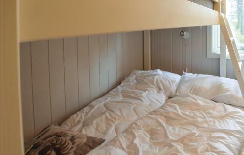 Three-bedroom Holiday Home In Vesteroy