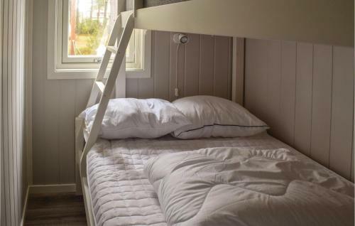 Three-bedroom Holiday Home In Vesteroy