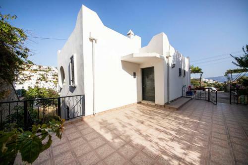 Peaceful Villa With Shared Pool, Balcony, Terrace And Backyard In Bodrum
