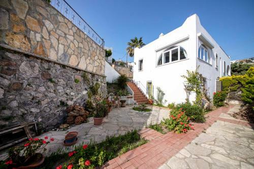 Charming Villa With Shared Pool, Balcony, Terrace And Backyard In Bodrum