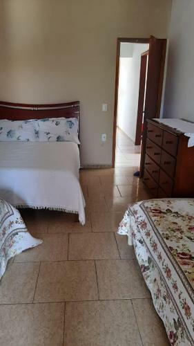 Casa No Per�, Bem Pr�ximo Das Praias E Shopping.