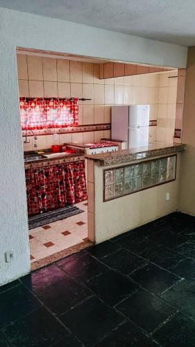 Casa No Per�, Bem Pr�ximo Das Praias E Shopping.