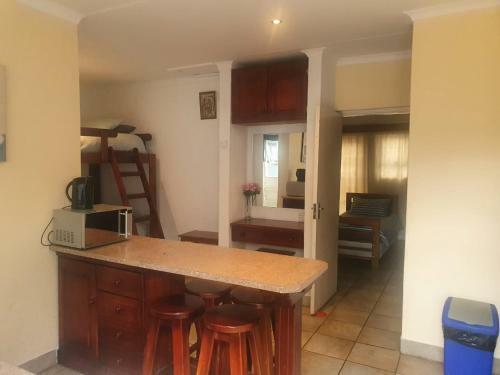 Hostal D & H Guesthouse