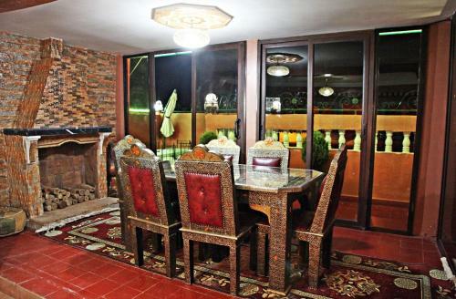Hostal Naima House / ??? ?????