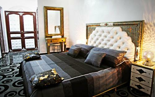 Hostal Naima House / ??? ?????