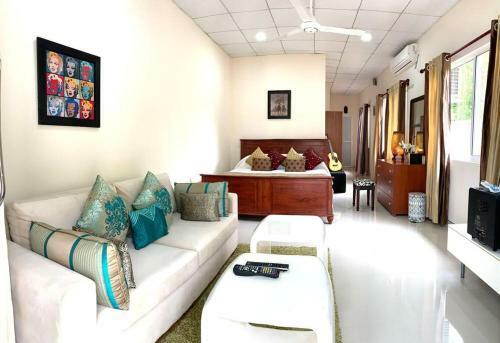 Luxurious Apartment Lying Between The Lagoon & Sea
