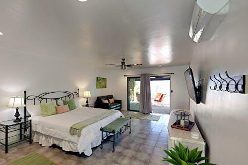 Saguaro Gardens Desert Retreat