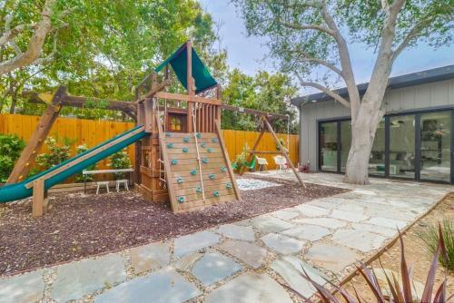 1155 Hymettus Ave Home