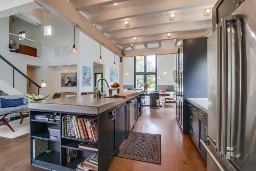 1155 Hymettus Ave Home