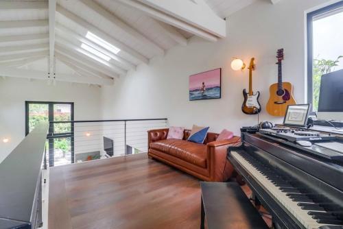 1155 Hymettus Ave Home
