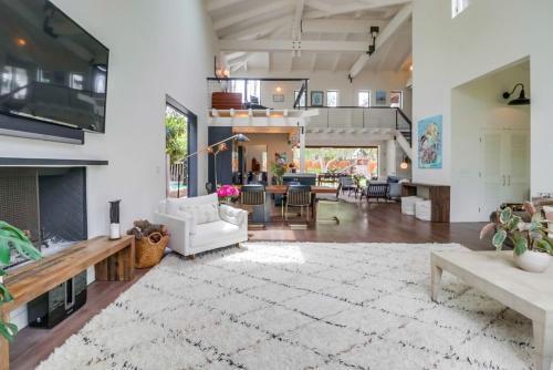 1155 Hymettus Ave Home