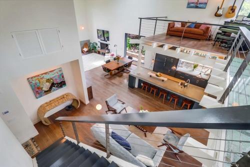 1155 Hymettus Ave Home