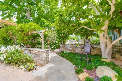 1155 Hymettus Ave Home