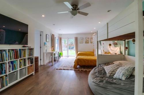 1155 Hymettus Ave Home