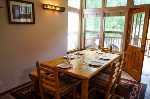 #427 - Spacious Townhome, Large Private Deck & Mountain Views