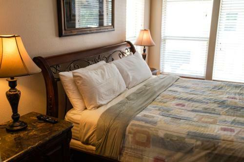 #427 - Spacious Townhome, Large Private Deck & Mountain Views