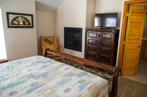 #427 - Spacious Townhome, Large Private Deck & Mountain Views