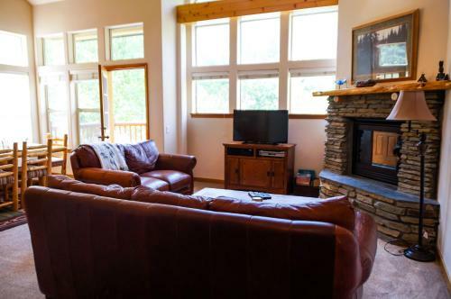 #427 - Spacious Townhome, Large Private Deck & Mountain Views