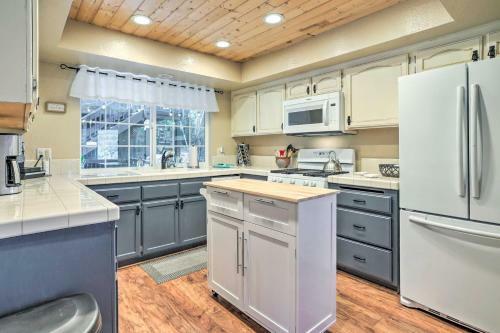 Family Getaway With Playground And Forest Views!