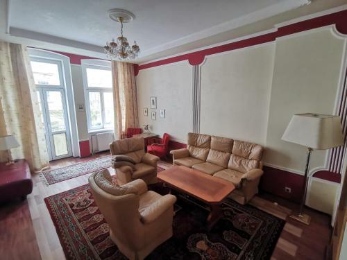 Apartamento Kr�sn� Prostorn� Byt V Centru Karlov�ch Var?