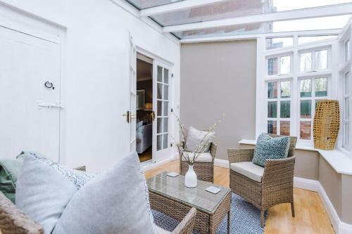 Delightful 3 Bedroom Home With Parking And Garden