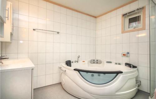 Five-bedroom Holiday Home In Nedstrand