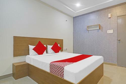 Oyo 89644 Hotel R Square