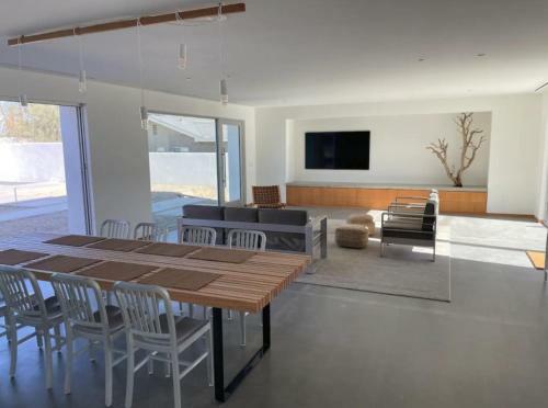 State Of The Art New Modern In Palm Desert!