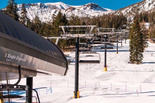 #291 - Ski-in Ski-out Mountain Condo, Spa & Private Balcony