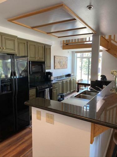 #291 - Ski-in Ski-out Mountain Condo, Spa & Private Balcony