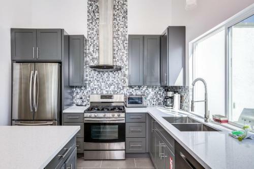Arroyo Vista Charms