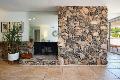 Mid-century Modern Desert Escape