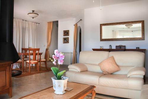 Fabulous 3-bed House 8kms From Javea