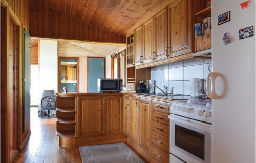 Three-bedroom Holiday Home In Sandvoll