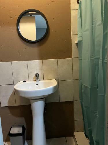Hostal Tshukudu Guesthouse
