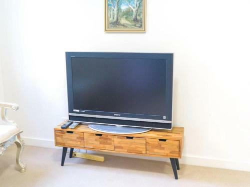 Comfy One Bedroom Apartment With Free Parking
