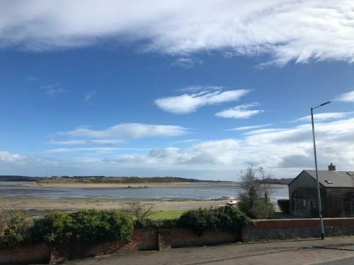 Beautiful 2 Bedroom Apartment With Sea Views